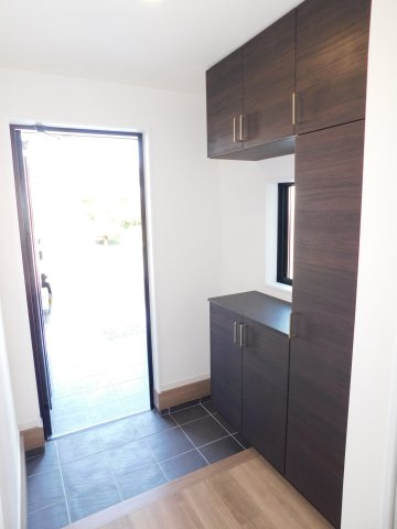 稲沢市平和町西光坊宮西の新築一戸建の玄関|◇玄関収納◇　　玄関がスッキリ片付く大容量収納♪