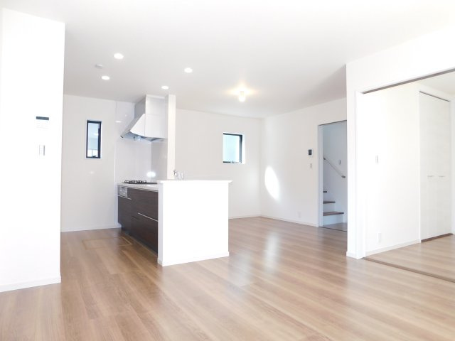 稲沢市平和町西光坊宮西の新築一戸建の居間・リビング|◇リビング◇　　南面で明るいリビング１７．０帖　三面採光の開放的なリビング♪