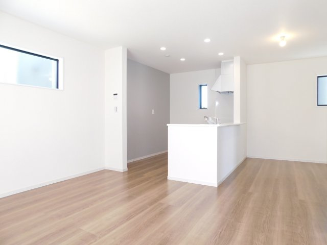 稲沢市平和町西光坊宮西の新築一戸建の居間・リビング|◇リビング◇　　南面で明るいリビング１７．０帖　リビングが見渡せ津子育てに嬉しい対面キッチン♪