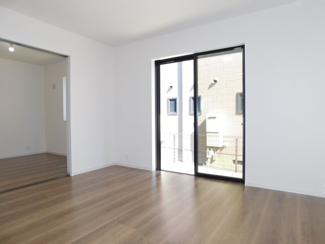 稲沢市平和町西光坊宮西の新築一戸建の居間・リビング|◇リビング◇　　南面で明るいリビング１７.０帖　隣の洋室と続き間で２１．５帖の広々空間になります♪　