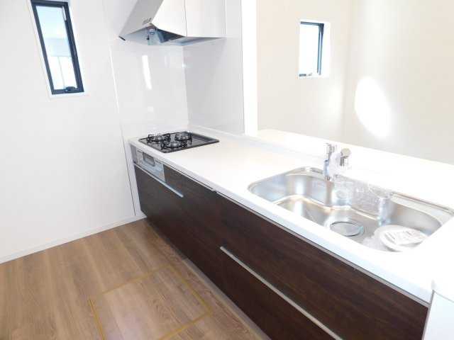稲沢市平和町西光坊宮西の新築一戸建のキッチン|◇キッチン◇　　人気の対面式・人造大理石カウンター・浄水機能付ハンドシャワー・静音仕様シンク・スローインクローズレール・薄型換気扇・Ｓｉセンサーコンロ（３口）・床下収納庫・勝手口