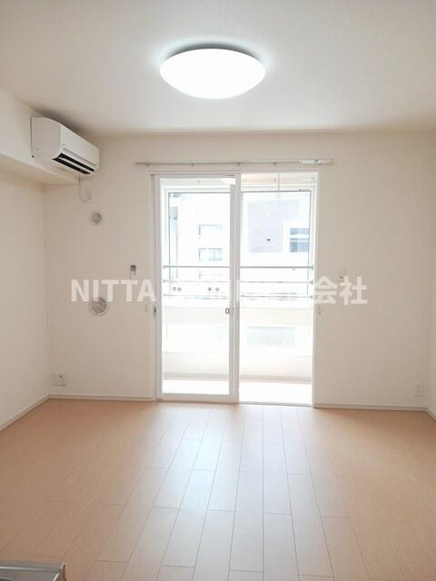 サンリット梶原Ⅱの居間・リビング|９．８帖のリビングルームに２帖のサンルーム付き◇