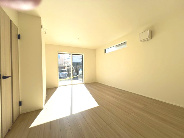 あきる野市野辺　新築戸建全5棟の居間・リビング|太陽の恵みを感じる温もりあふれるリビング