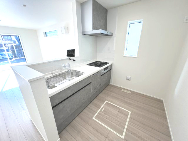 あきる野市野辺　新築戸建全5棟のキッチン|手元は隠しながら、リビングとも会話できるセミオープンキッチン