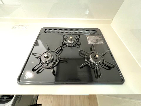 あきる野市野辺　新築戸建全5棟のキッチン|三口ガスコンロ