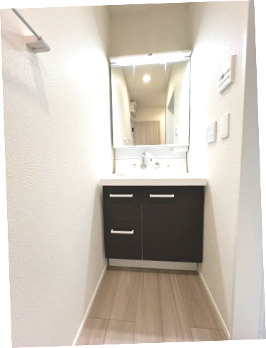あきる野市野辺　新築戸建全5棟の独立洗面台|三面鏡の裏側にはたくさんの物が収納できる工夫があります｡