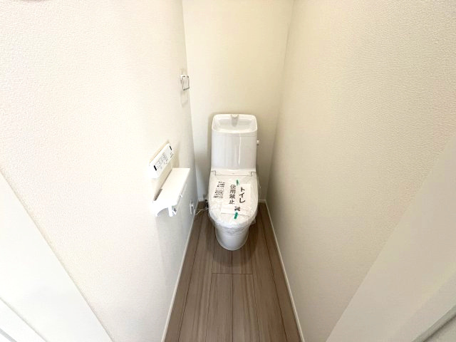 あきる野市野辺　新築戸建全5棟のトイレ|1階トイレには快適な温水洗浄便座付
