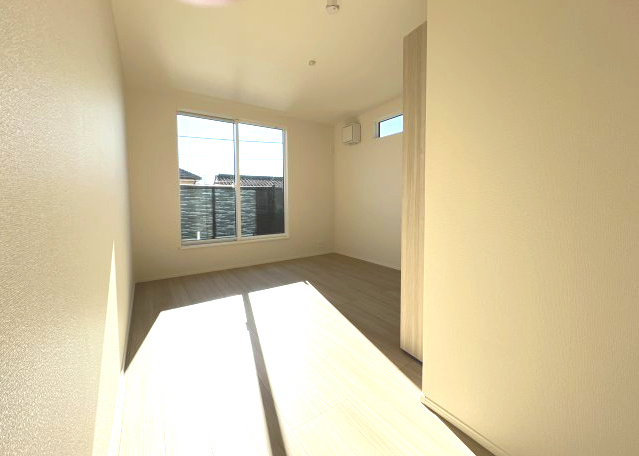 あきる野市野辺　新築戸建全5棟の洋室|【洋室2】7.2帖の広々した主寝室