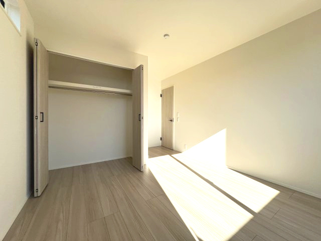 あきる野市野辺　新築戸建全5棟の洋室|【洋室2】収納スペース