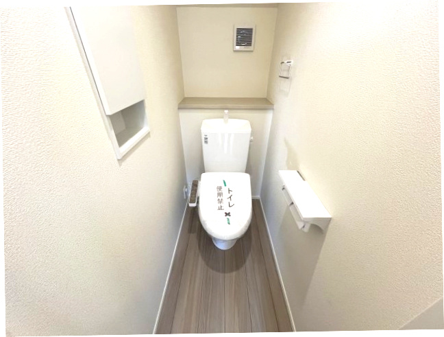 あきる野市野辺　新築戸建全5棟のトイレ|2階トイレには快適な温水洗浄便座付