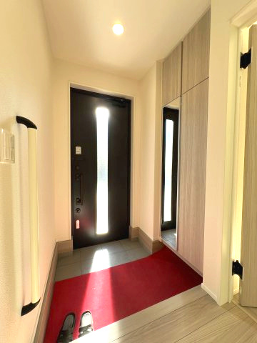 あきる野市野辺　新築戸建全5棟の玄関|天袋が付いた収納十分な下駄箱