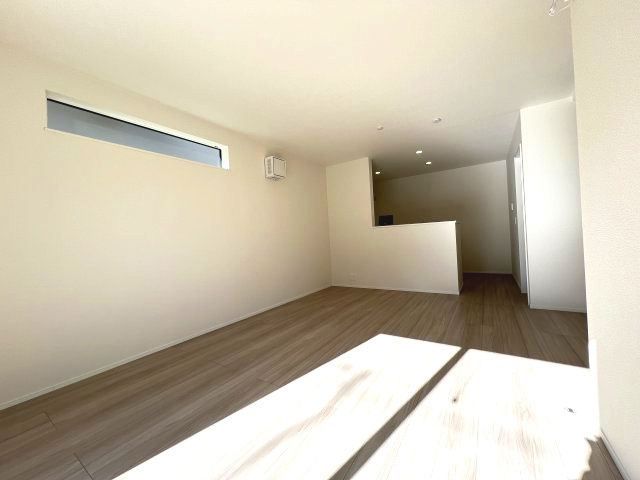 あきる野市野辺　新築戸建全5棟の居間・リビング|明るくにぎやかな家族にふさわしい、日差しあふれる15帖のLDK