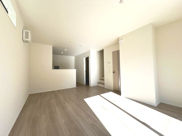 あきる野市野辺　新築戸建全5棟の居間・リビング|インテリアの映える広々としたリビング