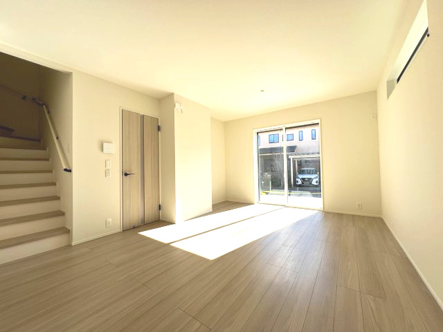 あきる野市野辺　新築戸建全5棟の居間・リビング|リビング階段で「おかえり」が、自然と響きあう家