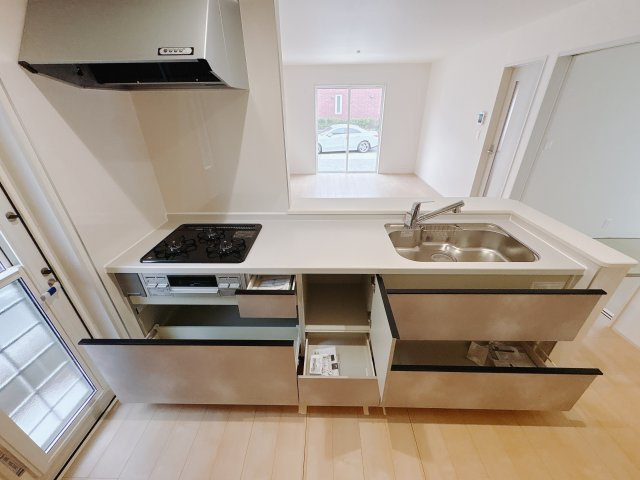 【LiveleGarden】宇都宮市瑞穂 第3 全2邸のキッチン|○キッチン○
リビングを一望できる対面式なので、お子様を見守りながら家事がこなせます。
キッチンには大容量のオールスライド式の収納を採用♪キッチン周りをいつもスッキリにしておけます。
※2025年11