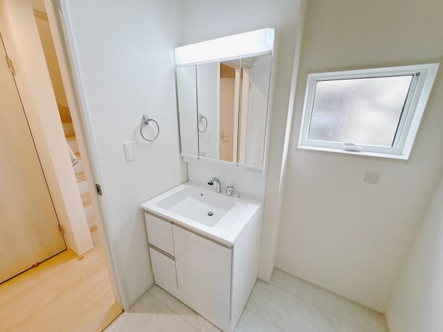 【LiveleGarden】宇都宮市瑞穂 第3 全2邸の独立洗面台|○洗面化粧台○
洗顔やシャワーがしやすい大容量のボウルに、リフトアップできるシングルレバーシャワー、更にくもり止め鏡と、忙しい朝の準備が快適にできるように考えられた設備が充実。
※2025年11月撮影