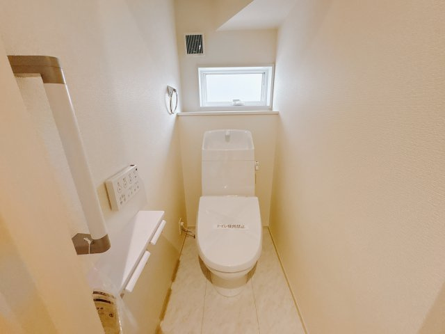 【LiveleGarden】宇都宮市瑞穂 第3 全2邸のトイレ|○トイレ○
うれしい手すり＆タオル掛け付きトイレ。お掃除のしやすいタイプの便座です。
※2025年11月撮影