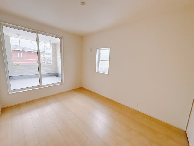 【LiveleGarden】宇都宮市瑞穂 第3 全2邸の洋室|○2F洋室6帖○
バルコニー面するクローゼット付き２階洋室。全居室2面採光、日当たり、風通し共に良好な居室です。
※2025年11月撮影
