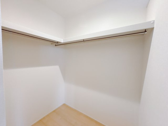 【LiveleGarden】宇都宮市瑞穂 第3 全2邸の収納|○ウォークインクローゼット○
枕棚にはバッグなどの小物類を収納できますのでお部屋をいつでもすっきり保てます。増えていくお洋服やご家族での思い出の品もしっかりと収納します♪
※2025年11月撮影
