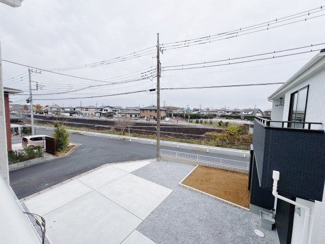 【LiveleGarden】宇都宮市瑞穂 第3 全2邸のバルコニー|○バルコニーからの眺望○
バルコニーからの南側眺望。十分な陽当りが確保されています！是非現地にてご体感下さい。平日・時間外なども対応致します。お気軽にご連絡下さい！
※2025年11月撮影