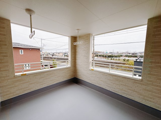 【LiveleGarden】宇都宮市瑞穂 第3 全2邸のバルコニー|○インナーバルコニー○
急な雨から洗濯物を守り濡れにくくしてくれるインナーバルコニー♪洗濯ものを干したままお仕事に行くことの多い共働き世帯にも嬉しい設計ですね♪
※2025年11月撮影