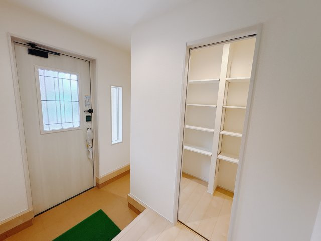 【LiveleGarden】宇都宮市瑞穂 第3 全2邸の玄関|〇玄関〇
お客様をお出迎えする玄関は、白を基調とした清潔感のあふれる空間です。
高さ調節自由な可動棚付きシューズクローク付き♪
※2025年11月撮影