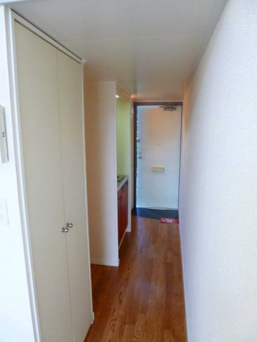 レオパレスＪの玄関|明るい玄関です