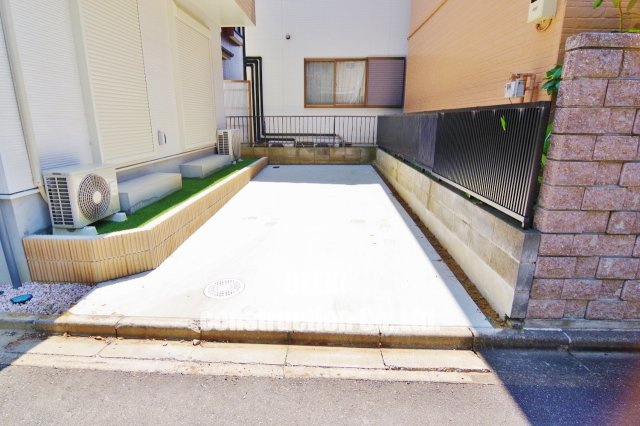 Kolet越谷大沢の駐車場