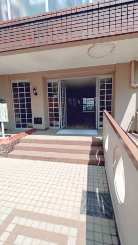 東大阪サンハイツのエントランス