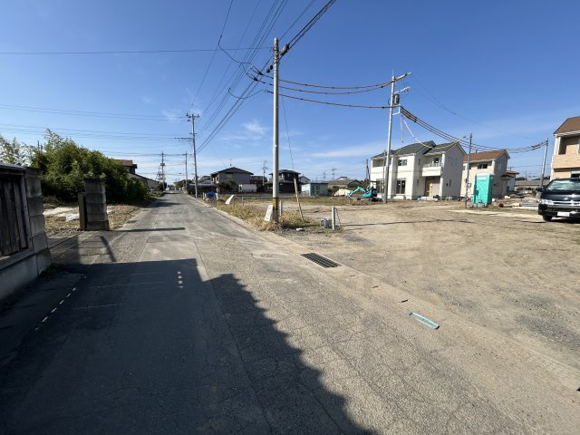 新築　佐波郡玉村町斉田　Heartful  Town　B号棟の前面道路含む現地写真|現地写真　南側接道幅員約5ｍ　北側接道幅員約3.8ｍ			