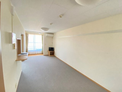 【居間・リビング】 | レオパレスサンハイ | こちらの居間で趣味の時間をお楽しみください