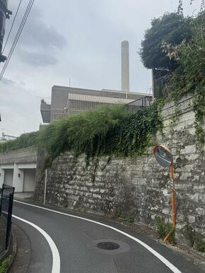 12/11　価格変更の前面道路含む現地写真|10ｍ超の間口があるので車庫入れも楽々です