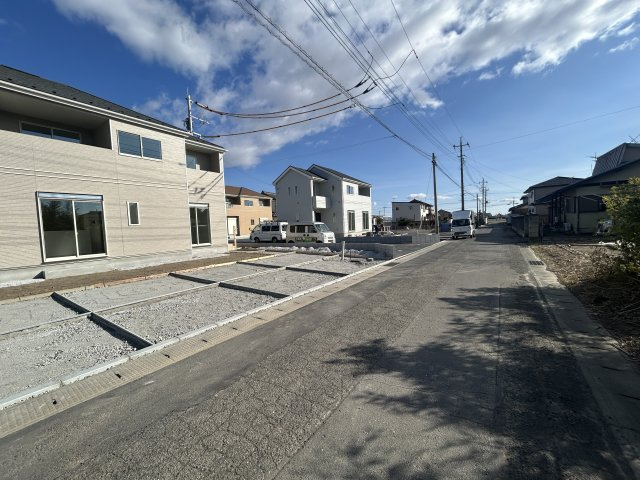 新築　佐波郡玉村町斉田　Heartful  Town　E号棟の前面道路含む現地写真|現地写真　南側接道幅員約5ｍ　
		
