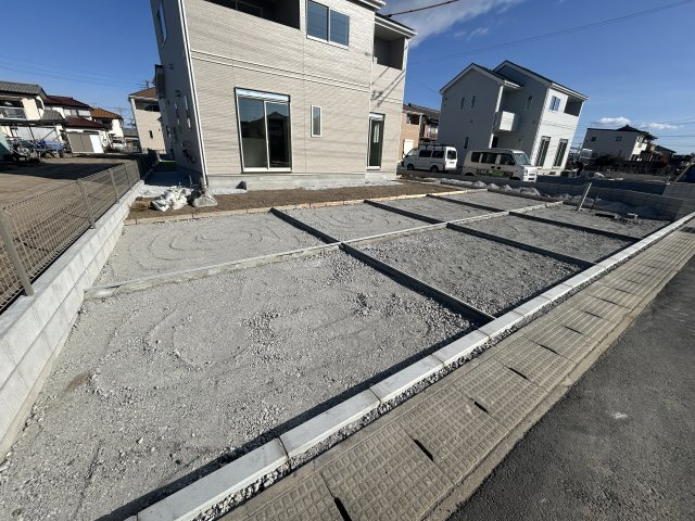 新築　佐波郡玉村町斉田　Heartful  Town　E号棟の駐車場|現地写真　駐車スペースは並列3台分可能です！
