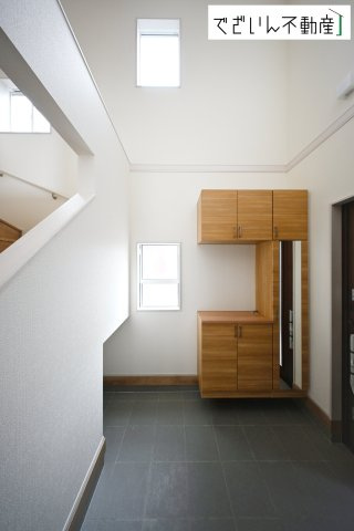 【玄関】 | blooming garden深谷市東方　新築住宅 | 玄関吹き抜けで開放感あり◎ゆとりのある空間が来客者をもてなします。
現地(2025年10月撮影)