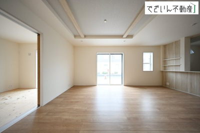 【居間・リビング】 | blooming garden深谷市東方　新築住宅 | 広がるやすらぎのプライベート空間。大きい窓から射しこむ眩い光が、広々としたリビング空間を鮮やかに映し出します。
現地(2025年10月撮影)