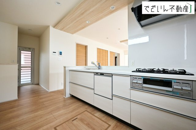 【キッチン】 | blooming garden深谷市東方　新築住宅 | ご家族みんなで調理ができる位のスペースを実現したキッチン空間となっております。みんなで作った料理を召し上がりながらの会話は、自然と笑いが絶えない空間がそこに広がります。
現地(2025年10月撮影)