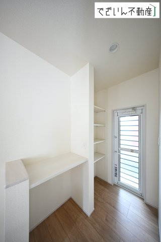 【キッチン】 | blooming garden深谷市東方　新築住宅 | カウンター、可動棚付パントリーがあるスペース。キッチン廻りがきれいに片付き、家事もはかどります。
現地(2025年10月撮影)