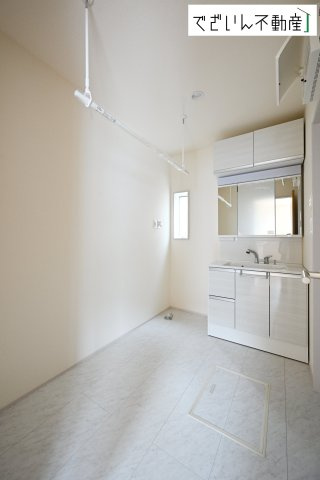 【独立洗面台】 | blooming garden深谷市東方　新築住宅 | 室内物干し付きで、天候に左右されず洗濯ができる快適空間。共働き世帯の家事負担を軽減する、頼れるランドリースペースのある洗面脱衣室と収納力が自慢の三面鏡の洗面化粧台です。
現地(2025年10月撮影)