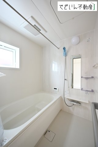 【浴室】 | blooming garden深谷市東方　新築住宅 | 上質が感じられるカラーリングで、清潔な空間美を実現。一日の疲れが癒される優雅なバスタイムを堪能できるゆとりあるバスルームです。
現地(2025年10月撮影)