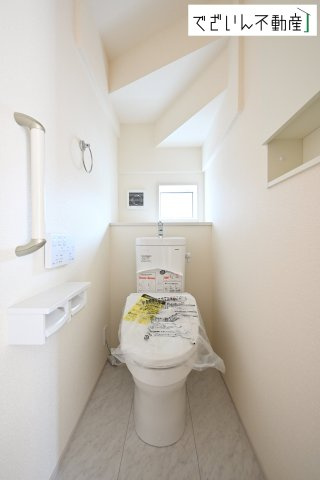 【トイレ】 | blooming garden深谷市東方　新築住宅 | 1・2階にトイレがございます♪朝の忙しい時間帯も待たずにすみそうですね♪毎日使う場所だから、より快適な空間に仕上げられています。
現地(2025年10月撮影)