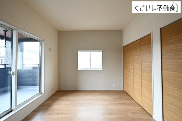 【洋室】 | blooming garden深谷市東方　新築住宅 | 大きな窓からたっぷりと陽光が注がれる明るい空間。家族の成長に対応できる永住仕様の間取り。一日の疲れをいやしてくれる主寝室。時を忘れて過ごす場所として過ごせるお部屋です。
現地(2025年10月撮影)