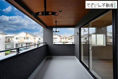 【バルコニー】 | blooming garden深谷市東方　新築住宅 | ずっと太陽を感じる事ができるのは、遮るものが視界に無いから。彼方に広がる風景が絵画のように広がります。
現地(2025年10月撮影)