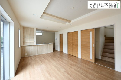 【居間・リビング】 | blooming garden深谷市東方　新築住宅 | 室内構成に拘り採光とセンスを散りばめた空間。それは『柔らかさ』に似た素敵な居場所。そこに暮らす人のことを考えつくり出したものは『癒し』という心地よい居場です。
現地(2025年10月撮影)