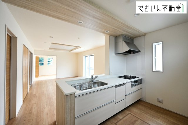 【キッチン】 | blooming garden深谷市東方　新築住宅 | ご家族みんなで調理ができる位のスペースを実現したキッチン空間となっております。みんなで作った料理を召し上がりながらの会話は、自然と笑いが絶えない空間がそこに広がります。
現地(2025年10月撮影)