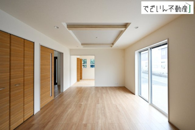 【居間・リビング】 | blooming garden深谷市東方　新築住宅 | 空気感という居心地の良いＢＧＭは、暮らしのステージを彩り、心のやすらぎと満足感を与えてくれます。通風と採光を考慮した設計は地域の鼓動を感じ、お寛ぎ頂くことが可能です。
現地(2025年10月撮影)