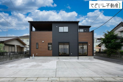 【外観】 | blooming garden深谷市東方　新築住宅 | 爽やかな青空の下に贅沢なほどに降り注ぐ陽光、豊かな居住性と、クオリティが見事に調和した住空間は、住まうことの喜びを感じさせてくれます。
現地(2025年10月撮影)