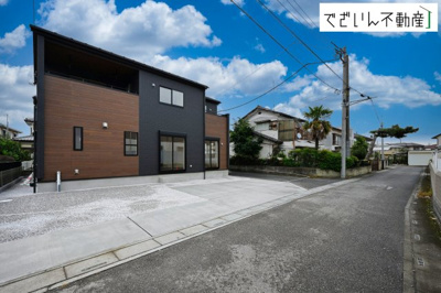 【前面道路含む現地写真】 | blooming garden深谷市東方　新築住宅 | 陽光ふりそそぐ、明るい邸宅。南道路に接道し、陽当たり・風通し良好です◎
現地(2025年10月撮影)