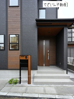 【玄関】 | blooming garden深谷市東方　新築住宅 | 居住者の帰り、訪れる方を優しく迎え、やすらぎに満ちた生活空間を予感させる。健やかな暮らしを楽しめそう。
現地(2025年10月撮影)