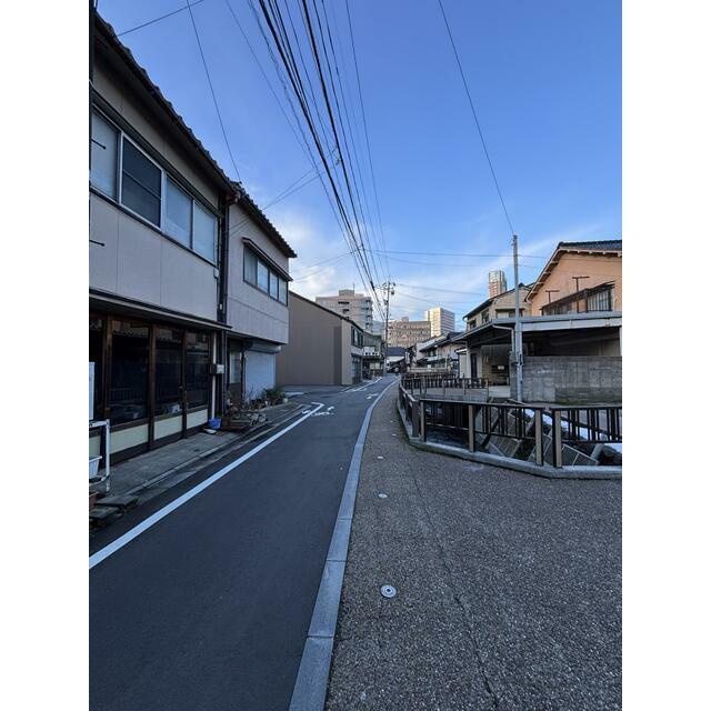 金沢市芳斉2丁目の前面道路含む現地写真